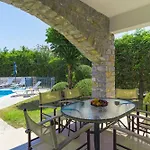 Irini With Heated Pool, By Hellocrete וילה *
