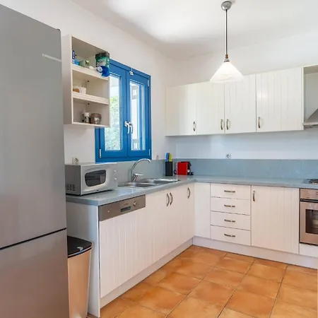 Irini With Heated Pool, By Hellocrete *