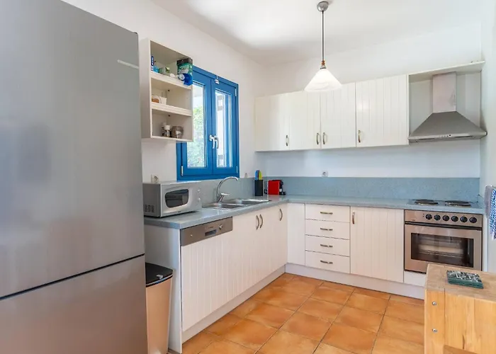 Irini With Heated Pool, By Hellocrete *