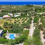 فيلة Irini With Heated Pool, By Hellocrete *
