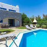 فيلة Irini With Heated Pool, By Hellocrete ريثيمنو